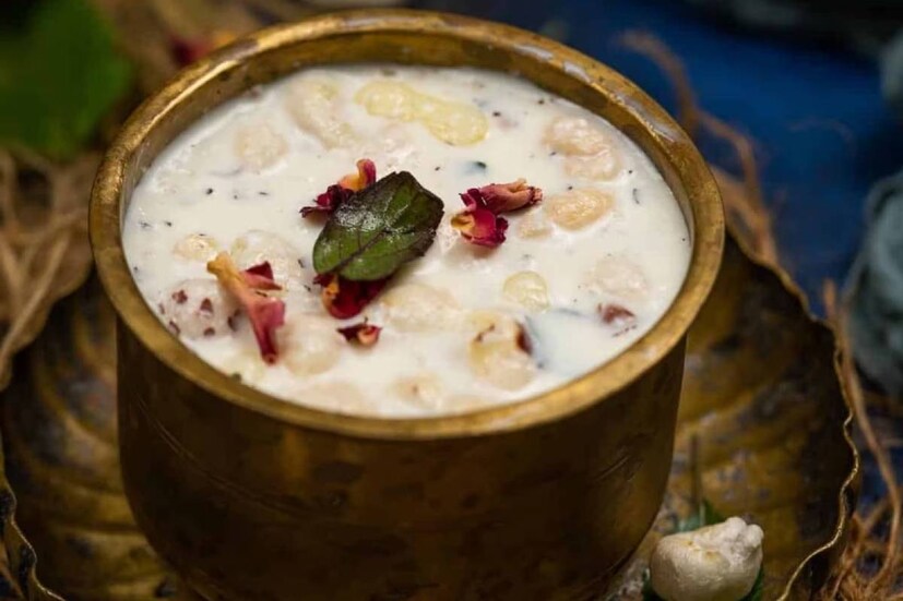 মহাশিবরাত্রিতে দেবাদিদেবকে উৎসর্গ করা পঞ্চামৃত পরে প্রসাদ রূপে বিতরণ করা হয়৷ অন্যান্য পুজো পার্বণেও পঞ্চামৃত উৎসর্গ করা হয়৷ ভারতীয় পরিবারে পাওয়া যায় সহজেই, এমন পাঁচটি জিনিস দিয়ে তৈরি করা হয় পঞ্চামৃত৷ একাধিক দিকে উপকারী এই পঞ্চামৃত৷