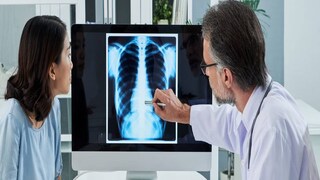 পরিসংখ্যান বলছে সারা বিশ্বে পাঁচ বছরের কম আর ৬৫ বছরের বেশি বয়সি মানুষের মধ্যে নিউমোনিয়া সংক্রমণের হার সব থেকে বেশি