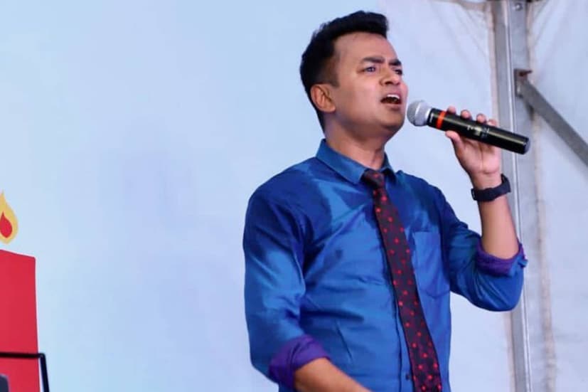 আপাতত নানা স্টেজ শো করেন দেবজিৎ। তার পাশাপাশি সঞ্চালনাও করেন। মেয়ে দানিকাকেও গানের চর্চার মধ্যেই রেখেছেন তিনি।