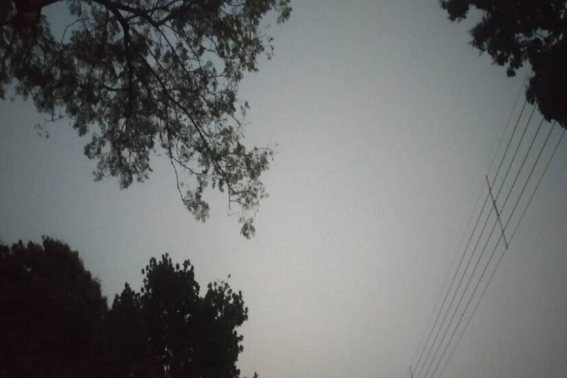 তাই ফেব্রুয়ারি মাস চলে গেলে আস্তে আস্তে তাপমাত্রা আরও বাড়তে শুরু করবে। তখন শীত আর বিশেষ থাকবে না। দুপুরের দিকে ভাল গরম অনুভূত হবে।&lt;br /&gt; অন্যদিকে চিকিৎসকরা বলছেন, এই আবহাওয়া পরিবর্তন হওয়ার সময় কিছু শারীরিক সমস্যা হতে পারে। বিশেষ করে ঠান্ডা, জ্বর, সর্দির সমস্যা এখন ঘরে ঘরে দেখা যাচ্ছে।