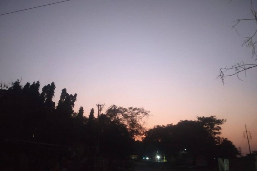 এই সময় যেহেতু রোদের তাপ খুব বেশি থাকছে না, বা রাতের দিকে শিশির পড়ছে, তার জন্যই গভীর রাত বা ভোরের দিকে ঠান্ডা লাগছে। আবার যেহেতু ঋতু পরিবর্তন হচ্ছে, ফলে বেলা বাড়লে সূর্যের তাপ কিছুটা করে বাড়ছে।