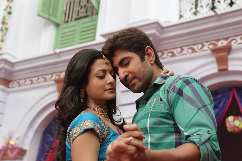 ১০০% লাভ  রবি কিনাগী পরিচালিত এই ছবিতে জি‍ৎ-কোয়েলের অম্লমধুর রসায়ন ধরা পড়ে। আজও '‘০০% লাভ'-এর গান গুনগুন করেন অনেকেই।