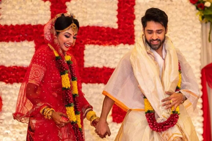 গৌরব চট্টোপাধ্য়ায়-দেবলীনা কুমার তাঁদের কাছে ১২ মাসই যেন প্রেমের মরশুম। প্রেম নিয়ে রাখঢাক ছিল না কখনওই। ২০২০ সালে ধুমধাম করে বিয়ে করেন গৌরব-দেবলীনা। ব্যস্ত রুটিনের ফাঁকেই ব্যাগপত্তর গুছিয়ে ঘুরতে বেড়িয়ে পড়েন তাঁরা।
