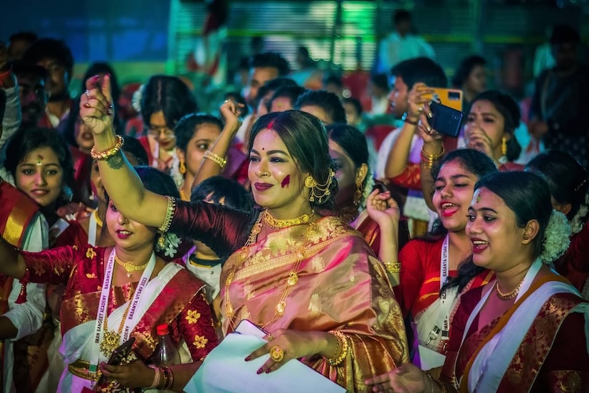 এত বড় উৎসবে ইমনের সঙ্গী অবশ্যই ওঁর স্বামী নীলাঞ্জন আর কিছু কাছের মানুষ। ওঁদের নিরলস চেষ্টায় লিলুয়ার মানুষ বসন্ত উৎসবের সাক্ষী হয়।