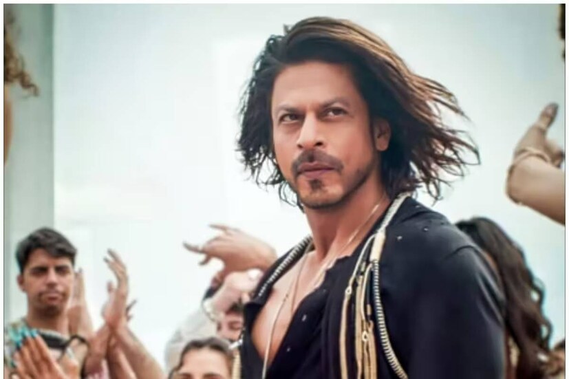 তবে হার মানেননি শাহরুখ। রাজার মতো করেই ফিরেছেন তিনি। দেখিয়ে দিয়েছেন এ ভাবেও ফিরে আসা যায়। কিন্তু ভবিষ্যতে অভিনেতা অবসর নিলে তাঁর জায়গা নেবে কে? সম্প্রতি এক অনুরাগী শাহরুখকে ট্যুইটাকে এই প্রশ্ন করেন।