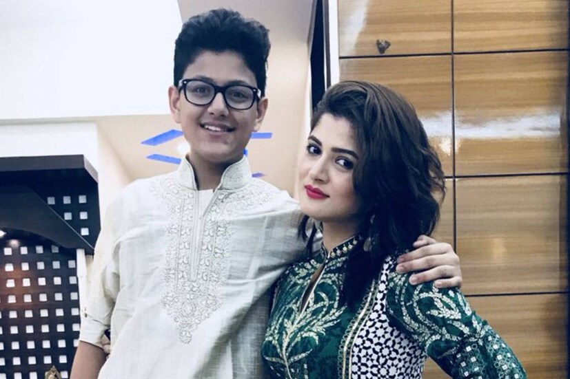 অনেকেই মনে করেছিলেন, শ্রাবন্তীর স্বামী রোশন সিংকে কটাক্ষ করেই এই পোস্ট করেছিলেন অভিমন্যু। রোশন যে শরীর চর্চা নিয়ে মনোযোগী, তা সকলেরই জানা। আর সেখান থেকেই দু'য়ে দু'য়ে চার করার চেষ্টা করেছিলেন অনেকে।