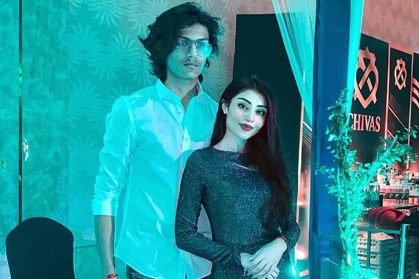 রাজীবের সঙ্গে বিচ্ছেদের পর ছেলেকে একাই বড় করেছেন শ্রাবন্তী। অভিমন্যুর সঙ্গে বন্ধুর মতোই মেশেন তিনি। তাঁর বান্ধবীর সঙ্গেও সময় কাটান শ্রাবন্তী।