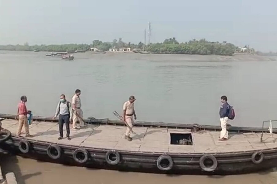  সুন্দরবনের নৌকা পথে মাধ্যমিকের প্রশ্নপত্র পৌঁছে দেওয়া হল স্কুল সেন্টারে। রাজ্যে আজ শুরু হল মাধ্যমিক পরীক্ষা। মাধ্যমিক পরীক্ষা দিনে আঁটোসাঁটো নিরাপত্তায় নদী পথে প্রশ্নপত্র নিয়ে যাওয়া হয়েছে সুন্দরবন এলাকায়।