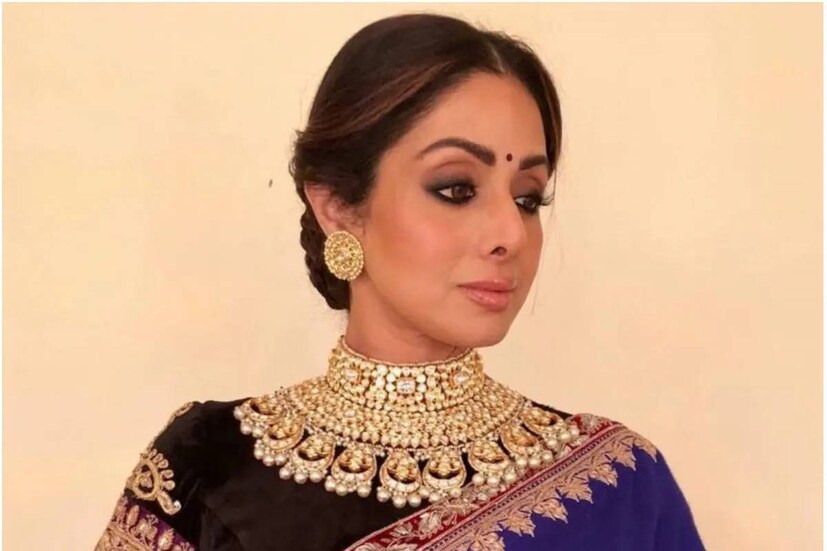 দুবাইয়ের এক বিলাসবহুল হোটেলে স্নান করতে গিয়ে বাথটবে ডুবেই নাকি মৃত্যু হয় তাঁর। কফিনবন্দি হয়ে সাধের মুম্বইয়ে ফেরেন শ্রী।