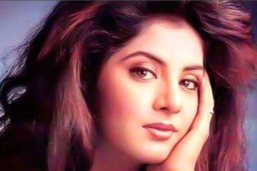 দিব্যা ভারতী নয়ের দশকে দর্শক-মনে ঝড় তুলেছিলেন দিব্যা। একের পর এক সফল ছবি দিয়ে বলিউডে প্রথম সারির অভিনেত্রীদের তালিকায় নিজের জায়গা করে নিয়েছিলেন তিনি। কিন্তু কেরিয়ারের শীর্ষে থাকার সময়ই সব শেষ! ১৯৯৩ সালে ৫ এপ্রিল দিব্যা মারা যান। 