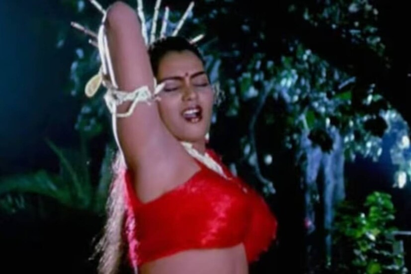 সিল্ক স্মিতা 'সাহসী' অবতারে দক্ষিণী ইন্ডাস্ট্রিতে এক সময়ে ঝড় তুলেছিলেন সিল্ক স্মিতা। পেয়েছিলেন সাফল্য। কিন্তু ব্যক্তিজীবনে নানা সমস্যায় নাকি জর্জরিত ছিলেন তিনি। ১৯৯৬ সালের ২৩ সেপ্টেম্বর মৃত্যু হয় তাঁর। সিল্ক স্মিতার আবাসনে পাওয়া যায় তাঁর মৃতদেহ। মনে করা হয়, আত্মহত্যা করেছিলেন তিনি। তাঁর জীবন অবলম্বনে তৈরি 'দ্য ডার্টি পিকচার' সাড়া ফেলেছিল দর্শকমহলে। 