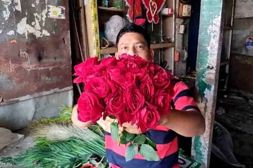 তাছাড়া গোল্ডেন, ইতালি-সহ বিভিন্ন প্রজাতির গোলাপ ফুল চাষ করেন চাষিরা। অন্যান্য দিনের তুলনায় এই ভ্যালেন্টাইন্স ডে এর সময় অতিরিক্ত দাম পান গোলাপ চাষিরা। 