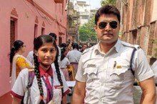 কান্নায় ভেঙে পড়া অসহায় ছাত্রীকে মাধ্যমিক পরীক্ষাকেন্দ্রে পৌঁছে দিলেন ইন্সপেক্টর