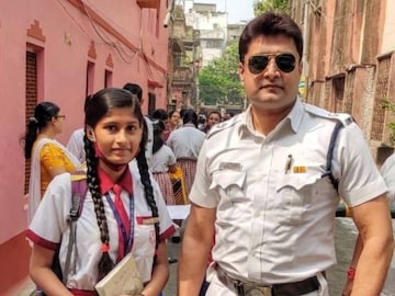তাঁর জন্যই নির্দিষ্ট সময়ে পৌঁছে নির্বিঘ্নে পরীক্ষা দিতে পারল ওই ছাত্রী