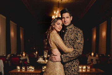 চোখে চোখে অপলক মুহূর্ত থেকে মায়ের আদর, রইল কিয়ারা-সিদ্ধার্থর বিয়ের না দেখা ছবি