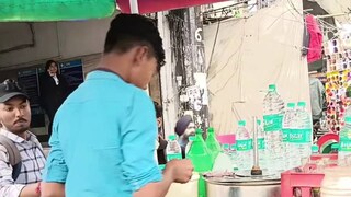 কলকাতা শহরে কিংবা শহরতলিতে, রেলস্টেশন থেকে আরম্ভ করে শহরের বিভিন্ন মোড়ে লেবুজল বিক্রি 