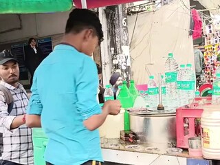 কলকাতা শহরে কিংবা শহরতলিতে, রেলস্টেশন থেকে আরম্ভ করে শহরের বিভিন্ন মোড়ে লেবুজল বিক্রি 