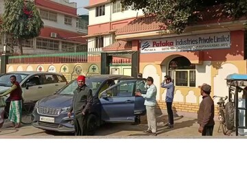 পতাকা গোষ্ঠীর বিড়ি ফ্যাক্টরিতে তল্লাশি চালান আয়কর দফতরের আধিকারিকরা