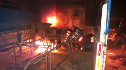 চুরি করা মালপত্র সন্দেহে একটি গাড়িতেও আগুন লাগানো হয় চুরি করা মালপত্র সন্দেহে একটি গাড়িতেও আগুন লাগানো হয়