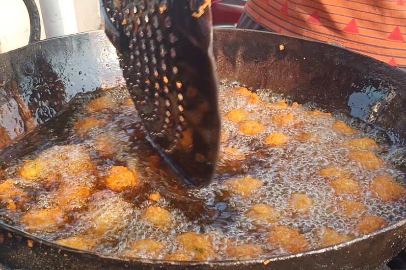 হাওড়ার অঙ্কুরহাটি পোশাক হাট সংলগ্ন একটি দোকানে ভিড় জমাচ্ছে মানুষ। একটি ভ্যানের উপর গরম গরম পকোড়া ভাজা। সেই পকোড়া খেতেই সমস্ত বয়সের মানুষই হাজির সেখানে। চাহিদার সঙ্গে বিক্রি হচ্ছে ডালের পকোড়া।