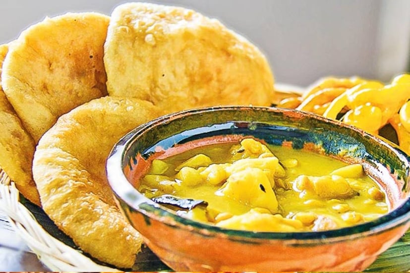 সংস্কৃতে রাধাবল্লভীর নাম বেষ্টনিকা। অন্যদিকে কচুরির সংস্কৃত নাম কর্চরিকা। রাধাবল্লভীতে মুগ বা বিউলির ডালের পুর দেওয়া হয়।