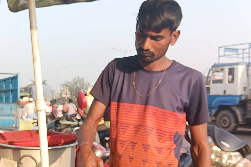 প্রায় পাঁচ বছর ধরে প্রকাশ কুমার নিজে হাতে ডাল বেটে পকোড়া তৈরি করছে। তেলের উপর ভাজা গরম গরম পকোড়া মন্দ নয়!