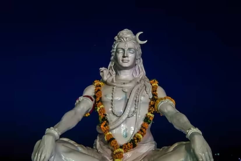 যদি এক বার পুজো অর্পিত হয়, তাহলে চন্দনবাটা, দই, ঘি, মধু, চিনি, গোলাপজল দিয়ে পুজো করা যেতে পারে৷ যদি চার বার বা চার প্রহরে পুজো করা হয়, তাহলে জলাভিষেক হবে প্রথম প্রহরে৷ 