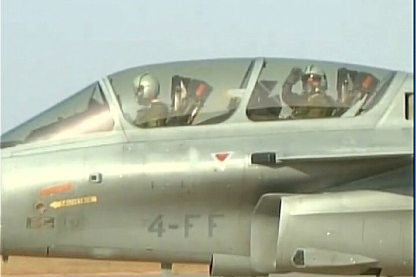 শুধু রাফালেই নয়, Sukhoi-57, F-35, F-16, MIG-এর মতো যুদ্ধবিমান চালাতেও সিদ্ধহস্ত এই বিজেপি সাংসদ।