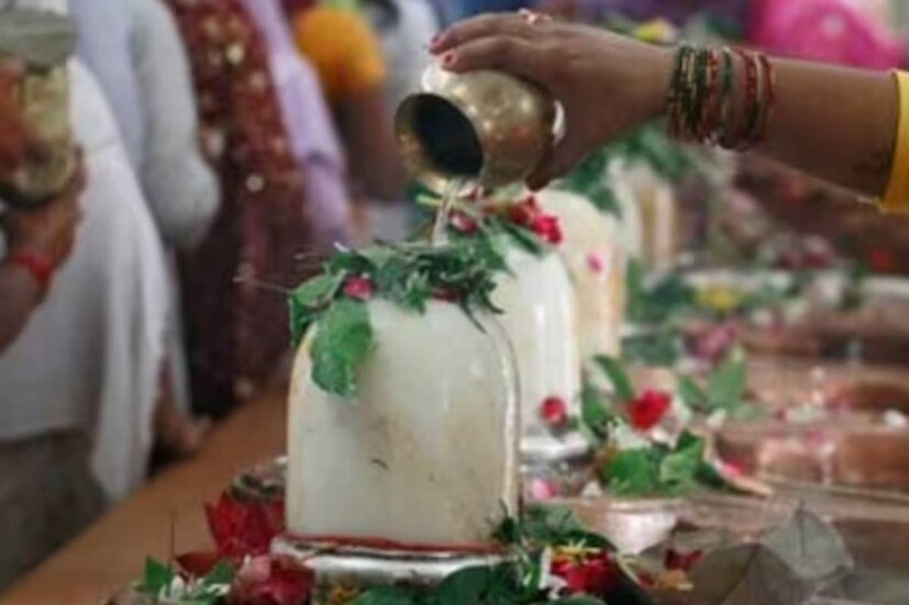 বেলের পাতা যে ত্রিপত্র হিসেবে বা তিনটি পাতা একসঙ্গে থাকে, একে মহাদেবের ত্রিনয়নের প্রতীক বলে মনে করা হয়৷ ভক্তদের বিশ্বাস, বেলপাতা মহাদেবের খুব প্রিয়৷ শিবের আরাধনায় যে ছ’টি জিনিস প্রয়োজন হয়, সেগুলির মধ্যে অন্যতম হল বেলপাতা বা বিল্বপত্র৷