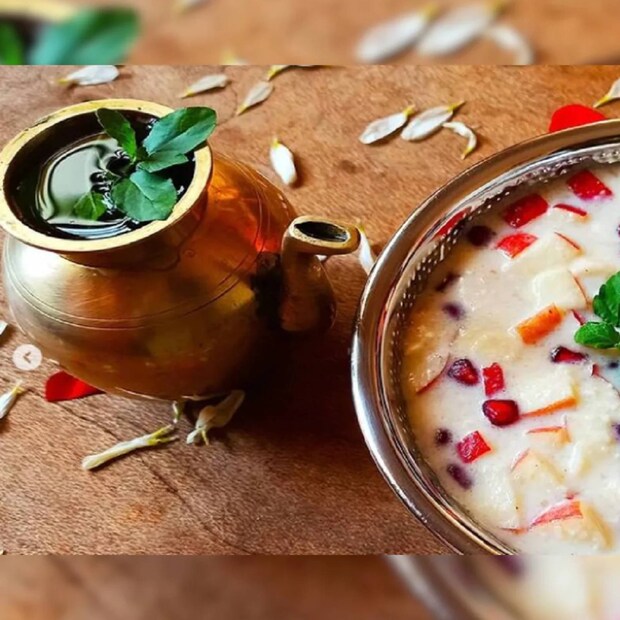 পঞ্চামৃত তৈরি করতে লাগে দই, দুধ, চিনি, মধু ও ঘি৷ একে বলা হয় ‘ঈশ্বরের পানীয়’৷ ৫ চামচ দই, ১ কাপ দুধ, ১ চামচ মধু, ১ চামচ ঘি এবং ১ চামচ চিনির গুঁড়ো দিয়ে তৈরি করা হয় পঞ্চামৃত৷ বড় পাত্রে ভাল করে মিশিয়ে পঞ্চামৃত বানিয়ে সাজান তুলসিপাতা দিয়ে৷