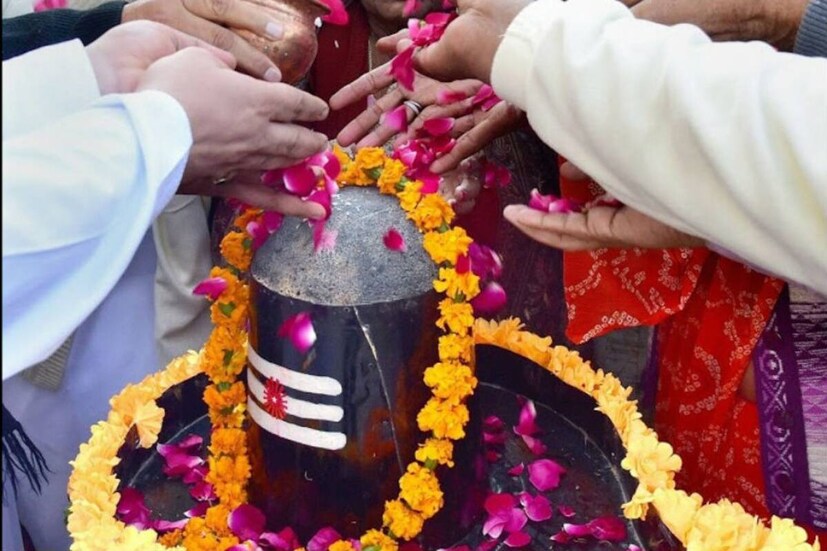 তৃতীয় প্রহরের উপাসনা শুরু হবে রাত ১২.৩৫ থেকে ভোর ৩.৪৬ মিনিট পর্যন্ত।