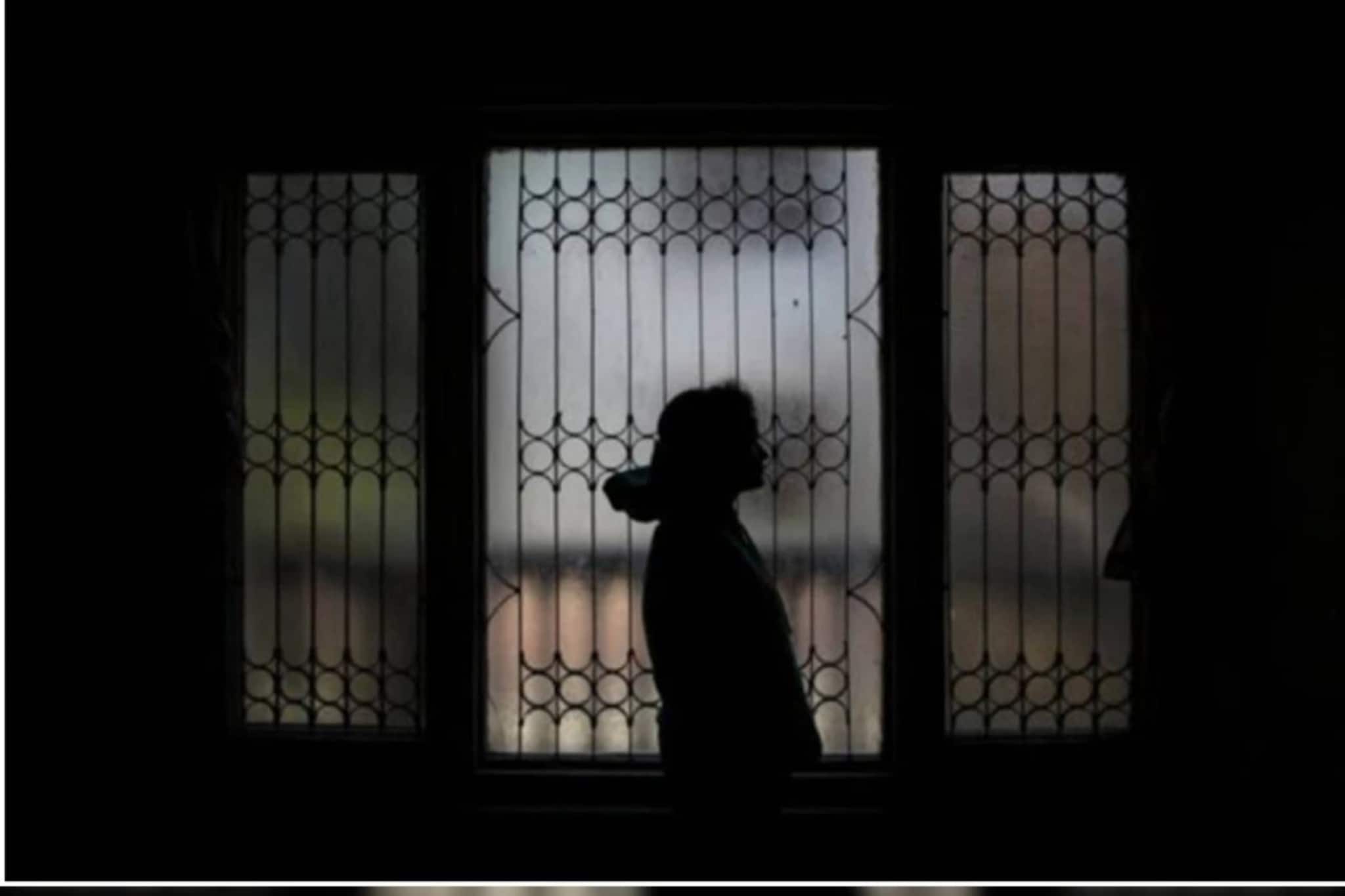 বাড়িতে ঠাঁই হয়নি স্বামীরও, কোভিডের ভয়ে গত ৩ বছর ছেলেকে নিয়ে গৃহবন্দি মা