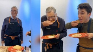 আদ্যন্ত ভারতীয় কায়দায় রুটি তৈরি করছেন বিল গেটস