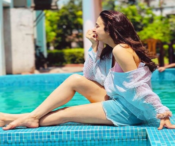 সরস্বতীর প্রেম ধারাবাহিকের দৃশ্য শেয়ার করে লিখলেন 'পল্লবী, তোমার কোনও ধারণা নেই, প্রত্যেক মুহূর্তে তোমার কথা ঠিক কতটা মনে পড়ে আমাদের। তোমার অনুরাগী, শুভাকাঙ্খী, পরিবার ঠিক কতটা তোমায় আবার দেখতে চায়। প্রায় ১ বছর হয়ে গেল তুমি আমাদের ছেড়ে চলে গিয়েছো।' ফাইল ছবি ৷