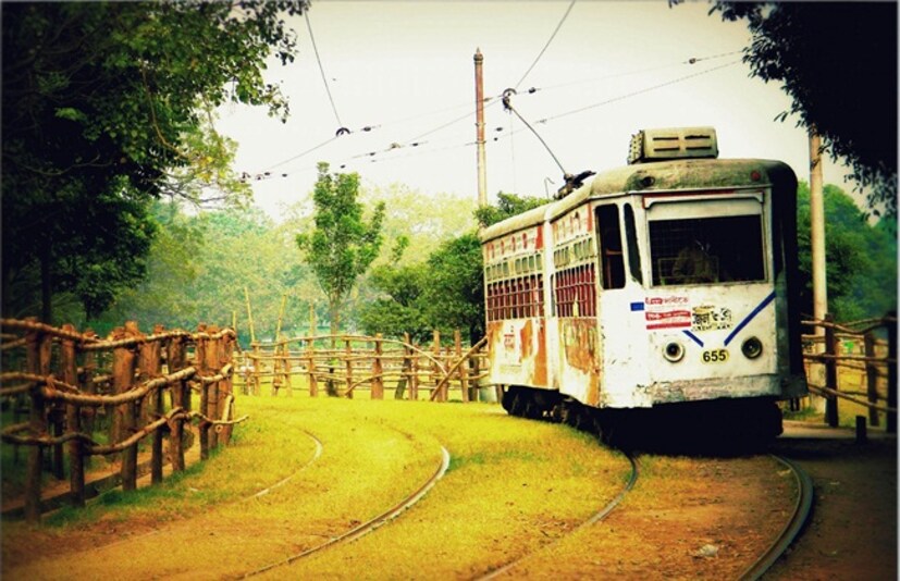 আজ ট্রাম প্যারেডে আছে ১৯২৪ সালের HWC, ১৯১৮ সালে তৈরি বলাকা, যা আবার ২০০৫ সালে পুনঃনির্মাণ করা হয়। ১৯৪৮ সালের গীতাঞ্জলি। ১৯৭৫ সালের পাটরাণি, যা আবার ২০০২ সালে পুনঃনির্মাণ করা হয়। এছাড়া ১৯৮২ সালের ২৫৮, ১৯৮৩ সালের ৬০৪, ১৯৮৮ সালের ৭০৫, ২০১৯ সালের ৬১৫-১ ট্রাম চালানো হবে আজকের প্যারেডে। প্রতিবেদন : আবির ঘোষাল, ছবি : প্রতীকী 