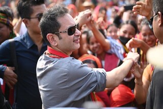 জনতার ভিড়ের মধ্যে প্রদ্যোৎ কিশোর মাণিক্য। 