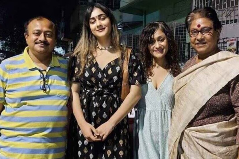 বছরখানেক আগে পরিচালক জুটি সুদেষ্ণা রায়-অভিজিৎ গুহের সঙ্গে তাঁর একটি ছবি ভাইরাল হতেই সকলের মনে প্রশ্ন জাগে, তিনি কি তবে বাবার মতোই অভিনয়ে নামছেন? কিন্তু তখন অভিজিৎ এক সংবাদমাধ্যমকে জানিয়েছিলন, না, পড়াশোনা নিয়েই ব্যস্ত তিনি। পর্দায় আসার ইচ্ছে নেই তাঁর।