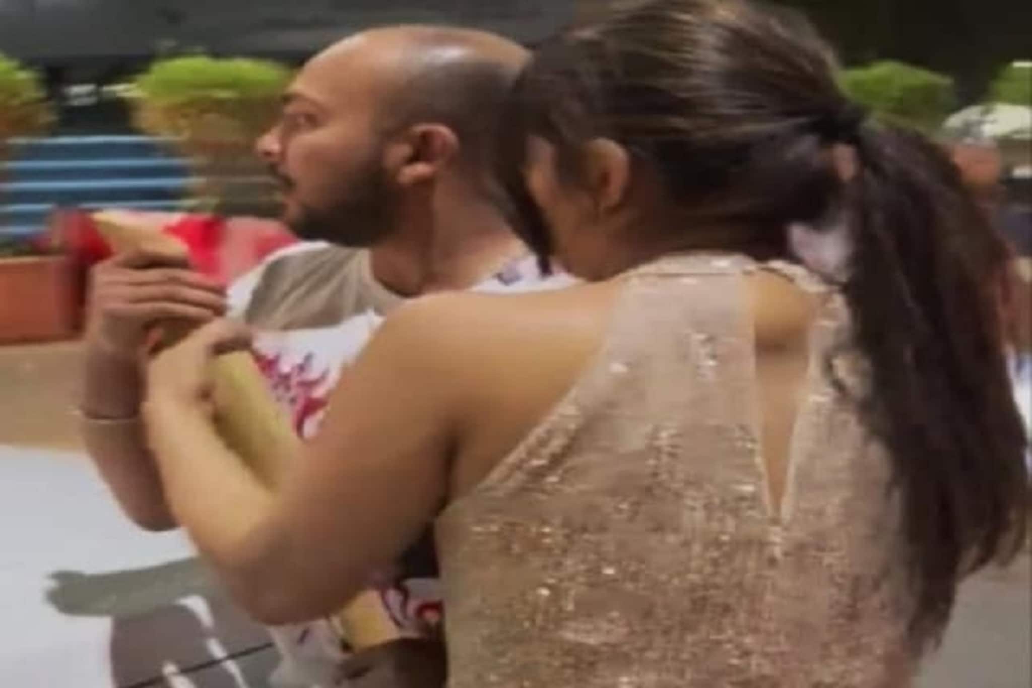 সেলফি তোলার অনুরোধ রাখেননি পৃথ্বী, বেসবল ব্যাট দিয়ে হামলা মহিলার!