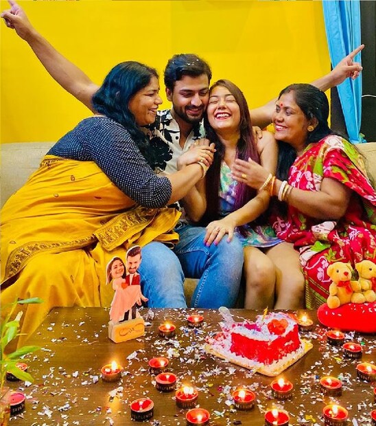 *এ দিন রাতে কেক কাটার সময় তার পাশে ছিলেন পরিবারের সদস্যরাও।এ ছাড়া সকালে অভিনেতা রুদ্রজিৎ তার স্ত্রী প্রমিতাকে প্রতিবারের মতোই সারপ্রাইজ দিয়েছে। আর সেই সারপ্রাইজের মুগ্ধ প্রমিতা। ছবিঃ সোশ্যাল মিডিয়ার সৌজন্যে। 