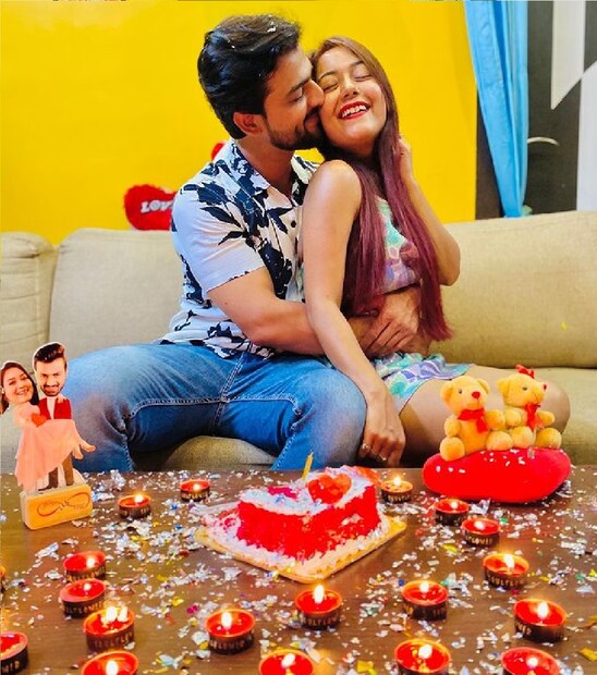 *মিডনাইট সেলিব্রেশন দিয়ে শুরু হয়েছে অভিনেত্রীর জন্মদিন। মধ্যরাতেই কেক কাটা হয়েছে। প্রমিতার প্রেমিক তথা আইনি স্বামী রুদ্রজিতের সঙ্গে রাতে কেক কেটেছেন এবং সেই মুহূর্তের বেশ কিছু ছবি ধরা পড়েছে। ছবিঃ সোশ্যাল মিডিয়ার সৌজন্যে। 