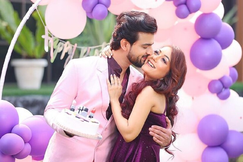 *গোটা থিমের সঙ্গে মানানসই অসাধারণ কেক ছিল প্রমিতার হাতে। সবমিলিয়ে অভিনেত্রী এই দিনে তার স্বামীর দেওয়া এত সুন্দর একটা সারপ্রাইস পেয়ে আপ্লুত নায়িকা। ছবিঃ সোশ্যাল মিডিয়ার সৌজন্যে। 