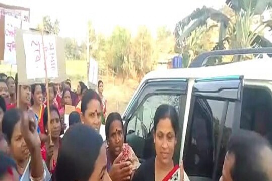 কেন্দ্রীয় দলের প্রতিনিধিদের সামনে স্থানীয় প্রশাসনের বিরুদ্ধে ক্ষোভ