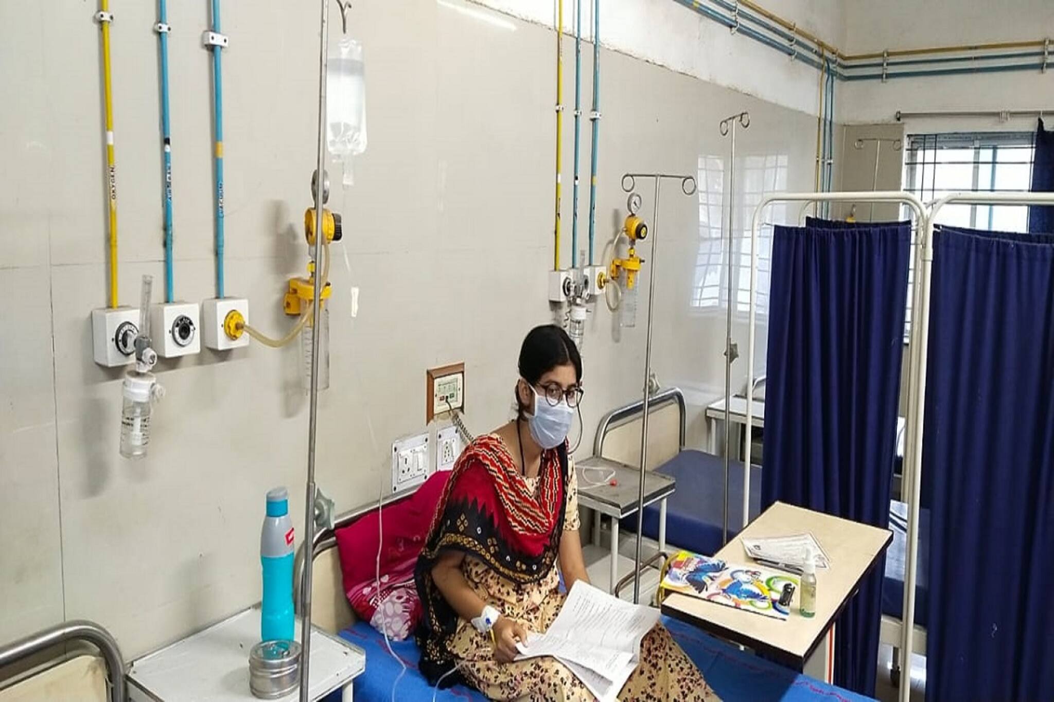 মনের ইচ্ছা শক্তি ও প্রবল জেদ নিয়েই হাসপাতালে বসে পরীক্ষা দিচ্ছে পড়ুয়া