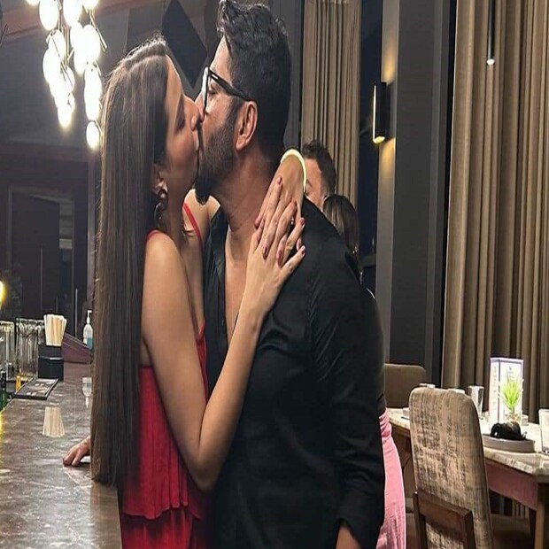 কিন্তু সমস্ত উপহারকে ছপিয়ে গিয়েছে স্ত্রী শুভশ্রীর জড়িয়ে ধরে রাজকে চুমু ৷ ছবি কাঁপিয়েছে সোশ্যাল মিডিয়া ৷ ছবি সৌজন্যে ফেসবুক ৷