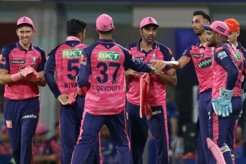 অপরদিকে, মরসুমের শুরুটা ভালো করলেও মাঝে এসে খেই হারিয়ে ফেলেছে রাজস্থান রয়্যালস। তারকা খোচিত দল হয়েও জয়ের দিশা খুঁজে পাচ্ছে নান রয্যালসরা। এক নম্বর স্থান থেকে নামতে নামতে পাঁচে এসে ঠেকেছে রাজস্থান। ব্যাটিংয়ের থেকে রাজস্থান বড় চিন্তা বোলিং অ্যাটাকের ধারাবাহিকতার অভাব। মরণ-বাঁচন পরিস্থিতিতে কেকেআরের বিরুদ্ধে কোন একাদশ নামায় রাজস্থান সেটাই দেখার।