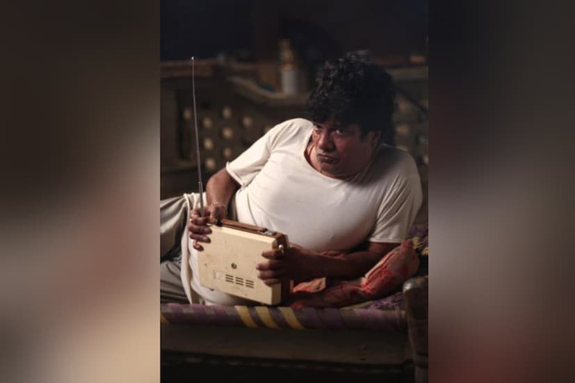 রাজেশের কথায়, ‘‘তখন চাকরির এত সুযোগ ছিল না। আইটি সেক্টর ছিল না। চাকরি পাওয়া দুষ্কর হয়ে উঠত।’’ ‘রঙ্গকর্মী’ নাট্যদলে নাটক করতেন রাজেশ। পড়াশোনা, ডিগ্রির খামতি ছিল না তাঁর।