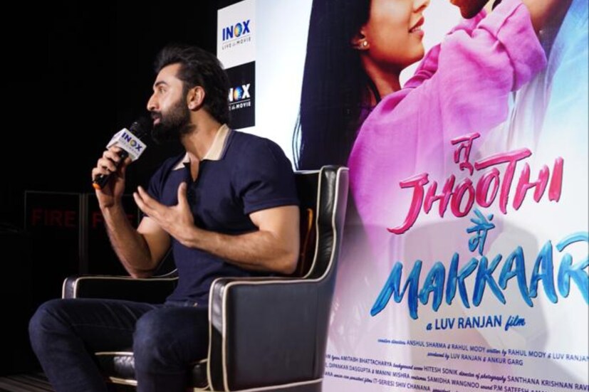 এবার ‘তু ঝুটি ম্যায় মক্কর’ ছবির প্রচারে শহরে এসে সাংবাদিকদের মুখোমুখি হলেন বলি তারকা। লাভ রঞ্জনের ছবির হাত ধরে চেনা ছকে ফিরছেন রণবীর। ফের বহু দিন পর রোম্যান্টিক কমেডি ছবিতে দেখা যাবে তাঁকে। বিপরীতে শ্রদ্ধা কাপুর। 