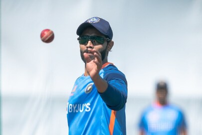 জাদেজাকেই এই মুহূর্তে বিশ্ব ক্রিকেটের সেরা অলরাউন্ডার মনে করেন রবি শাস্ত্রী