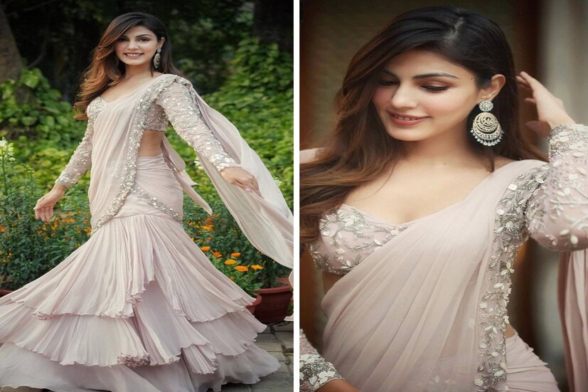রিয়া চক্রবর্তী শাড়ির সাজে ধরা দিয়েছেন সোশ্যাল মিডিয়ায়। সম্প্রতি ব্লাশ পিঙ্ক-রঙা রাফলড শাড়ি পরে ছবি শেয়ার করেছেন নায়িকা। ছবিগুলিতে যেন চেনাই যাচ্ছে না অভিনেত্রীকে। 