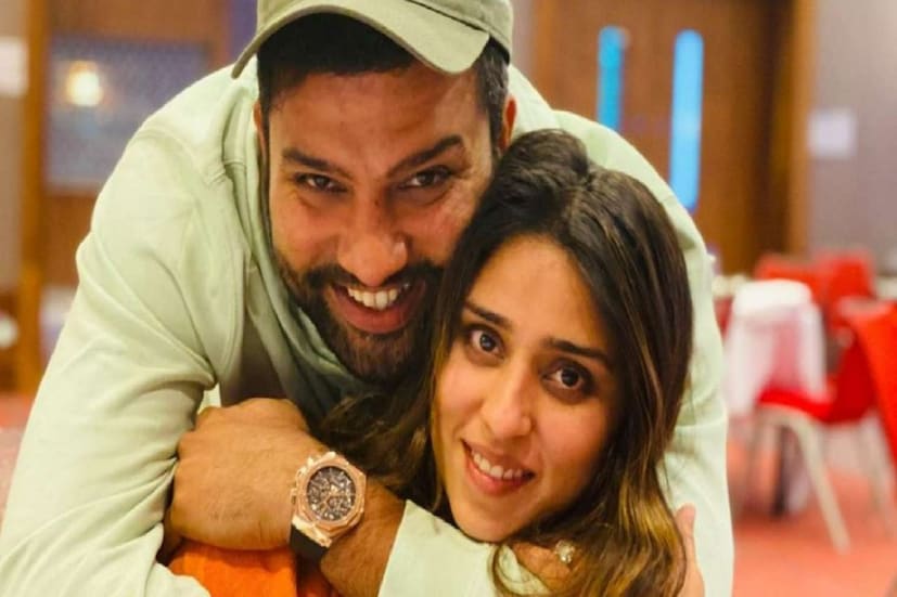 তাঁদের ডেটিং একেবারে সামনাসামনি ধরা পড়ে গিয়েছিল জিম্বাবোয়ে সফরের পর মুম্বইতে ছুটি কাটাতে গিয়েছিলেন বিরাট কোহলি৷ সেই সময়ে কোনও রহস্যময়ীর সঙ্গে তাঁকে সর্বত্র ঘুরতে দেখা যাচ্ছিল৷ সেই রহস্যময়ী কে তখন একেবারে খোঁজ খোঁজ পরে যায়৷ এই মিস্ট্রি গার্লই হলেন রোহিত শর্মার এখনকার স্ত্রী রিতিকা সজদে৷  Photo- File 